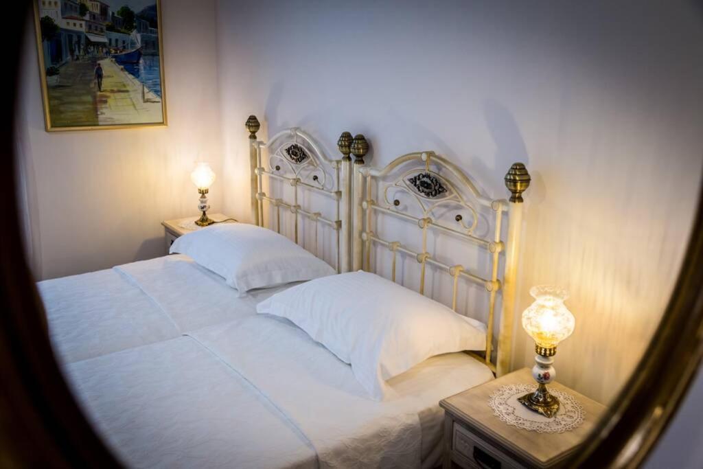 Neoclassical Apartment With 2 Bedrooms In بيرايوس المظهر الخارجي الصورة