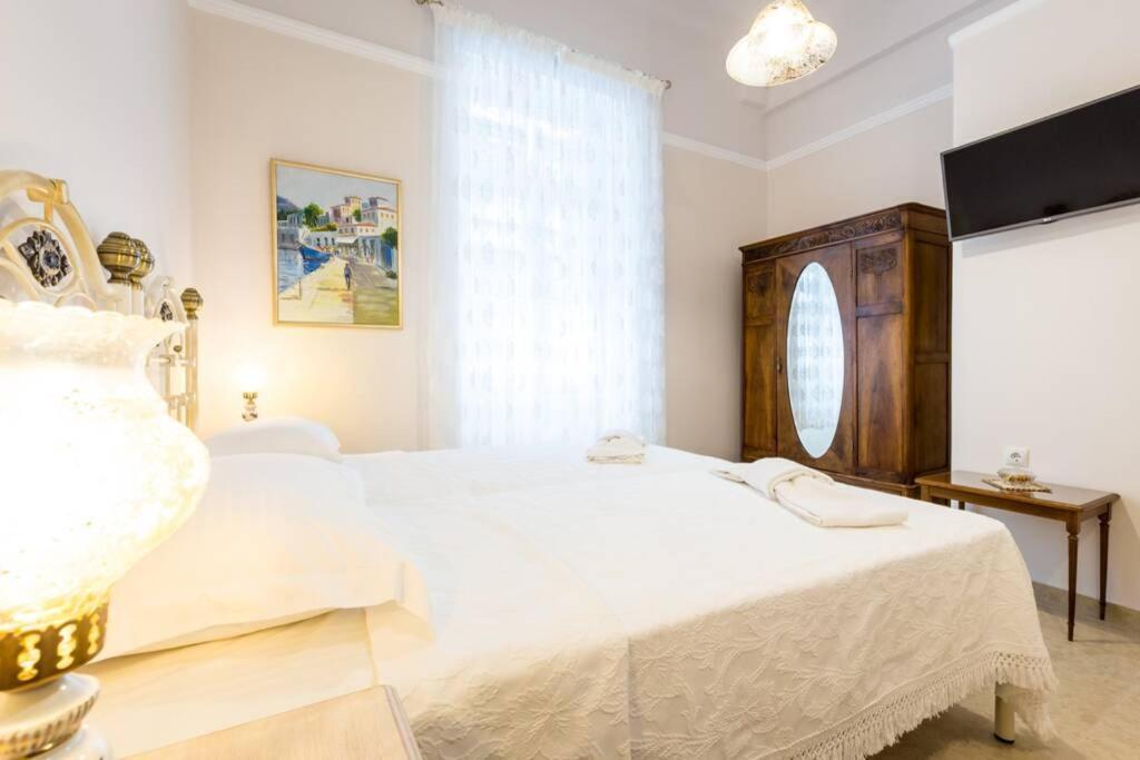 Neoclassical Apartment With 2 Bedrooms In بيرايوس المظهر الخارجي الصورة