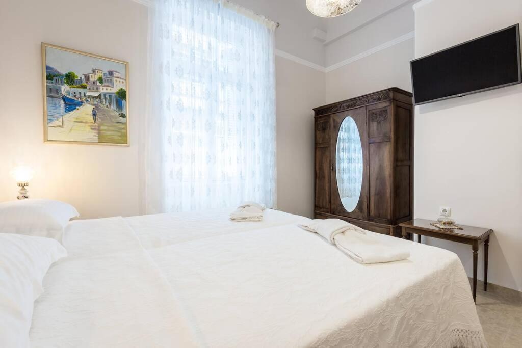 Neoclassical Apartment With 2 Bedrooms In بيرايوس المظهر الخارجي الصورة