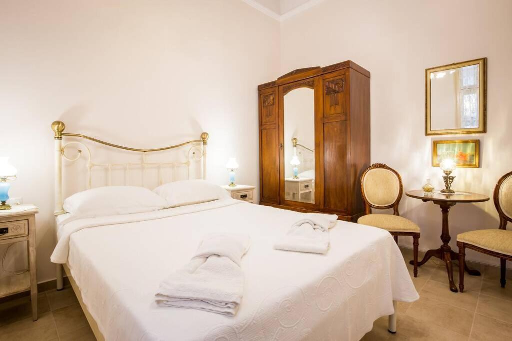 Neoclassical Apartment With 2 Bedrooms In بيرايوس المظهر الخارجي الصورة
