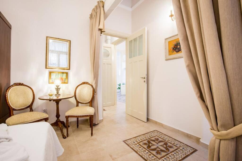 Neoclassical Apartment With 2 Bedrooms In بيرايوس المظهر الخارجي الصورة